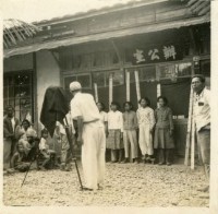 上平國民學校辦公室前合影的圖片