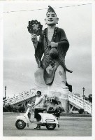 張劉添妹於旗山五龍山鳳山寺大濟公雕像前合影藏品圖，第1張