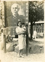 月眉國民學校內蔣中正肖像前母女合影藏品圖，第1張