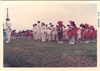 高雄市鳳鳴國小暨社區運動大會－學生與穿著傳統服飾的小表演者藏品圖，第1張