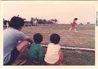 高雄市小港區鳳鳴國民小學學校暨社區聯合運動會－場邊觀看學生進場藏品圖，第1張