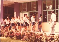 老師帶隊畢業生經過教室藏品圖，第1張