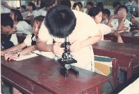 學生操作使用光學顯微鏡藏品圖，第1張