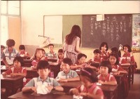 學生於課堂間學習藏品圖，第1張