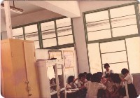 學生互相檢查頭蝨藏品圖，第1張