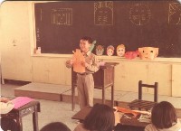 學生於美術課介紹可愛的造型面具藏品圖，第1張