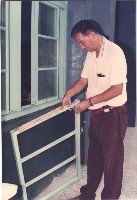 老師安裝更換木窗框藏品圖，第1張