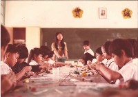 美術課學生調製顏料用來繪畫藏品圖，第1張