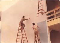 兩位人員塗刷鳳鳴國小建築外牆藏品圖，第1張