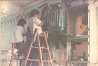 兩位員工處理系統配電藏品圖，第1張