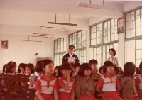 校長與學生於禮堂藏品圖，第1張