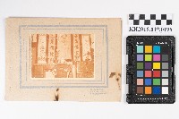 周蘭女士於家中留影藏品圖，第1張