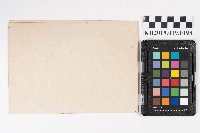 周蘭女士於家中留影藏品圖，第2張