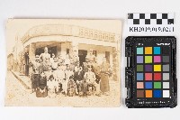 周蘭與眾人於洪稇源商號前合照藏品圖，第1張