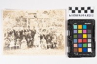 洪新發與謝慧娥著婚服於六龜天滿宮前合影藏品圖，第1張