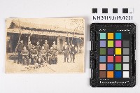 眾人於六龜里商事株式會社前合影藏品圖，第1張