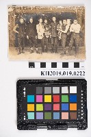 眾人於六龜里支廳酒保前合影藏品圖，第1張