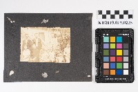 周蘭與其家人於家中中庭合影藏品圖，第1張