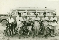 早期的攝影交通工具腳踏車中華橋上-左起連金來、雲瑞川、蔡高明、洪清雹、鄭念凎、尤先生藏品圖，第1張