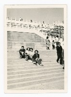 洪宜一與大學友人於臺北故宮外留影藏品圖，第1張