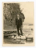 男子於六龜荖濃溪溪床留影藏品圖，第1張