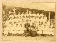 學生於六龜公學校教室前合影藏品圖，第1張