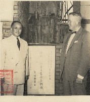 謝掙強與外賓跟基督復臨安息日會、台灣衛生安養院奠基紀念碑合照藏品圖，第1張