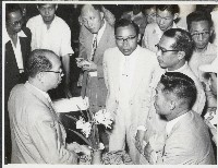 謝掙強陪同嚴家淦視察高雄市總工會藏品圖，第1張