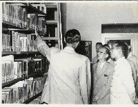 謝掙強陪同嚴家淦視察高雄市立圖書館藏品圖，第1張