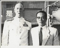 謝掙強與美國第七艦隊司令殷格索（Robert Ingersoll）合影藏品圖，第1張