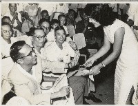 敬軍花后徐莉倩請謝掙強購花藏品圖，第1張