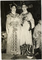 演員林雪芳與蔣玉梅於後臺留影藏品圖，第1張