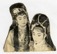 演員黃錦鳳與林雪芳於澎湖後臺留影藏品圖，第1張