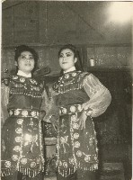 演員黃錦鳳與黃錦秀後臺留影藏品圖，第1張