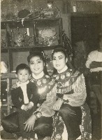 演員黃錦鳳與黃錦秀後臺留影藏品圖，第1張