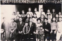 新日光少女團全體演職員於高雄小港戲院開臺留影藏品圖，第1張