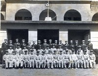 官士兵們在海軍總司令部大樓前合影藏品圖，第1張