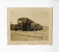 海軍士兵與海軍交通車合影藏品圖，第1張