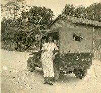 女子與海軍交通車合影藏品圖，第1張