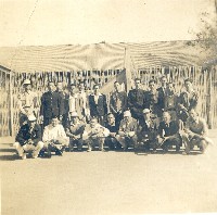 臺灣省立岡山中學在教職員宿舍外合影藏品圖，第1張