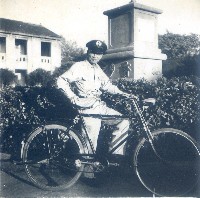 臺灣省立岡山中學精神堡壘前「抬頭、齊步」藏品圖，第1張