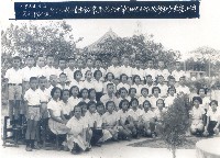 岡山空軍子弟學校（六年愛班）第十六屆畢業師生惜別紀念撮於陽明公園藏品圖，第1張