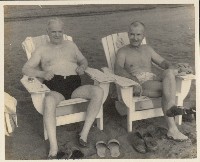 蔡斯（左）在左營桃子園沙灘戲水藏品圖，第1張