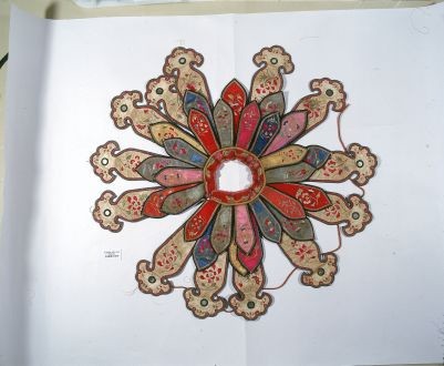 刺繡蓮花披佩的圖片