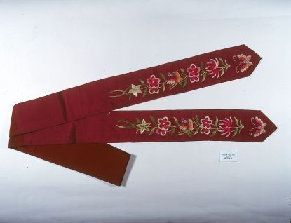 刺繡蝴蝶花卉腰帶的圖片