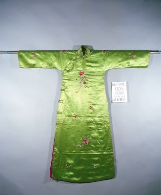 果綠緞地立領大襟彩繡花卉紋女袍的圖片
