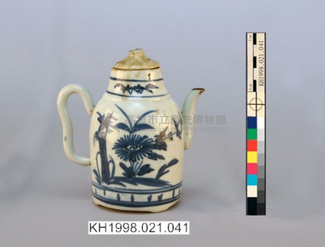 花草人物紋青花帶繫注壺藏品圖，第8張