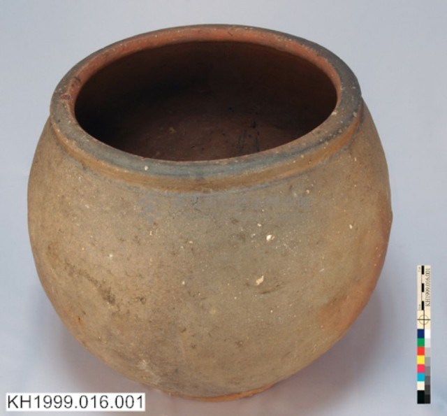 灰褐釉陶缸藏品圖，第2張