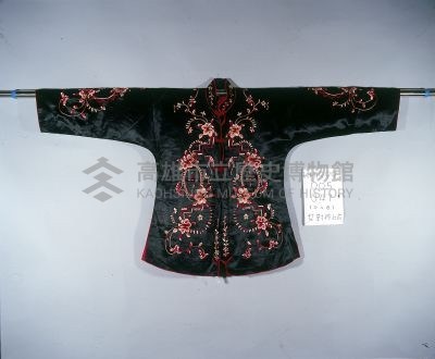 黑緞地立領對襟窄袖彩繡花卉紋女褂藏品圖，第1張