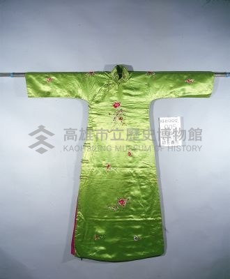 果綠緞地立領大襟彩繡花卉紋女袍藏品圖，第1張